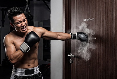 Hỏi Nhanh Đáp Thẳng: Đấm Vào Cửa Gỗ Composite Có Thủng Không?